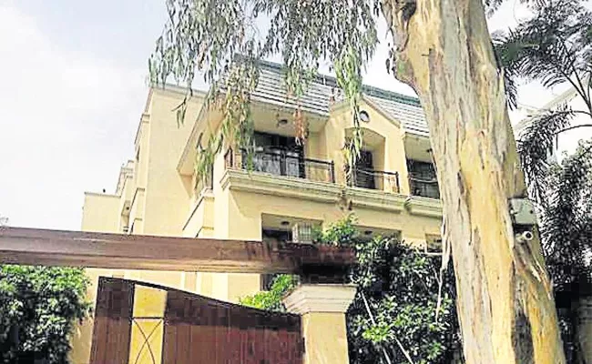 Old Man Jumps To Death From Terrace To Avoid Arrest In Delhi - Sakshi