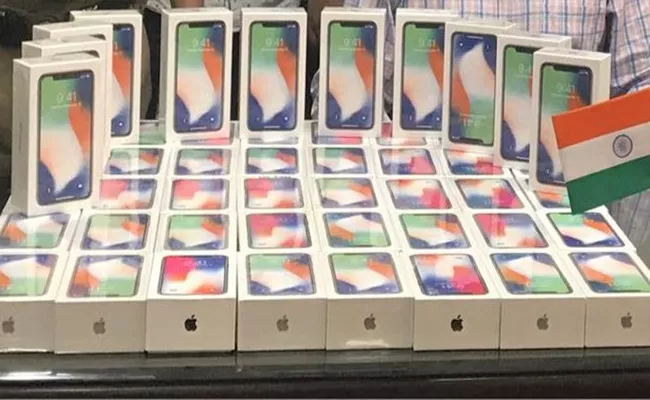 100 iPhone X Worth Rs. 85 Lakh Seized At Delhi Airport - Sakshi