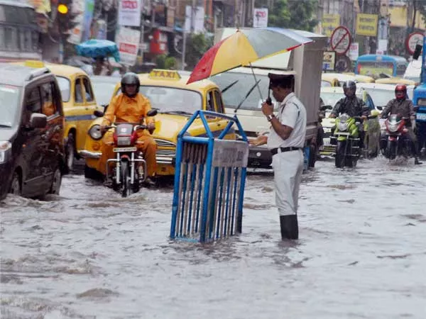 Kolkata Struggling With Heavy Rains  - Sakshi