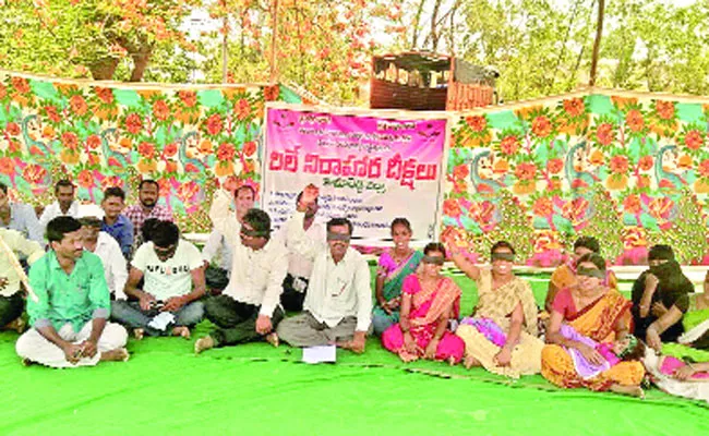 Saakshar Bharat Coordinators protest - Sakshi