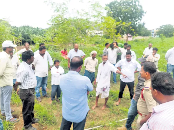 Amaravati Farmers protest for their lands - Sakshi
