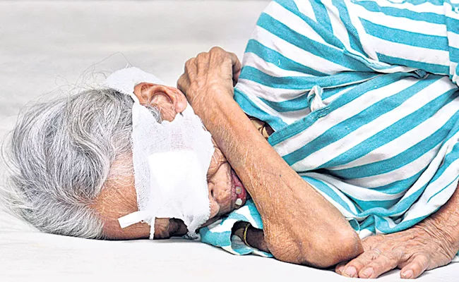 Telangana Govt Going To Pay Bills To Sarojini Devi Eye Hospital - Sakshi