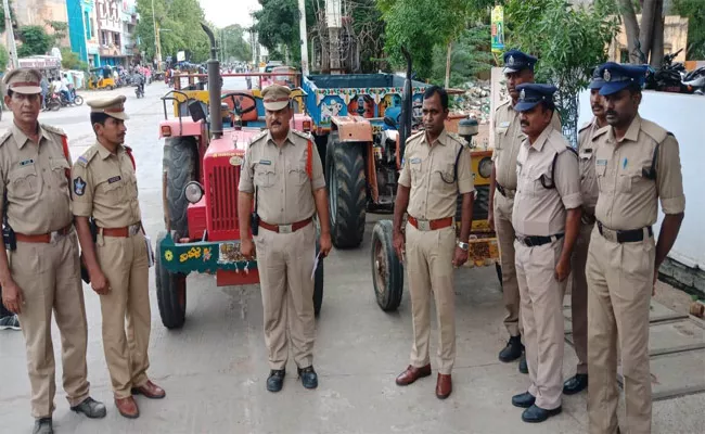 Tractors Thief Arrested  Kadapa - Sakshi