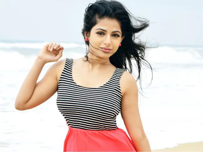 Heroine  Iswarya menon Acts In Tamizh Padam 2 Movie - Sakshi