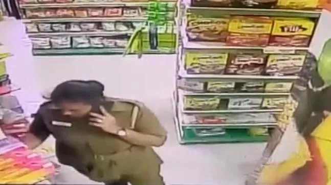 Chennai policewoman caught on cctv while shoplifting - Sakshi