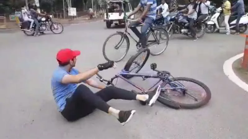Tej Pratap Yadav Tumbled In Bicycle Rally - Sakshi