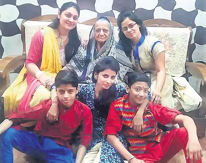 CCTV Shows How Delhi Family Organised Hanging - Sakshi