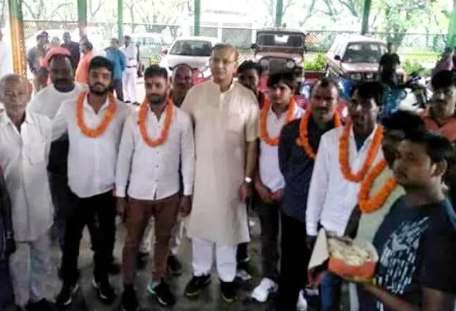 Minister Jayant Sinha Garlands 8 Men Who Killed Meat Trader In Jharkhand - Sakshi