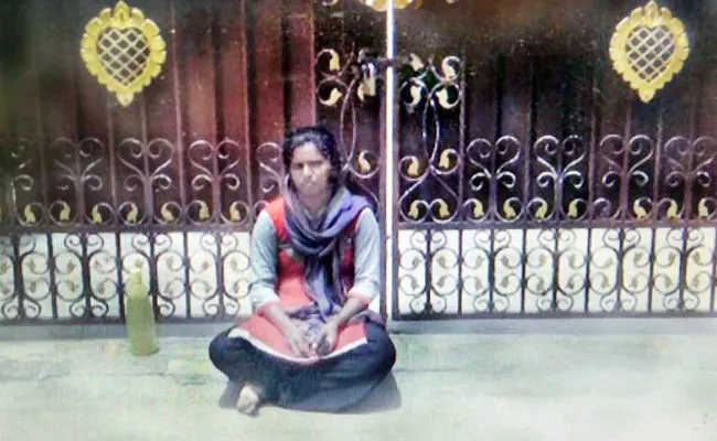 Woman Protest Infront Of Boyfriend House In Tamil Nadu - Sakshi
