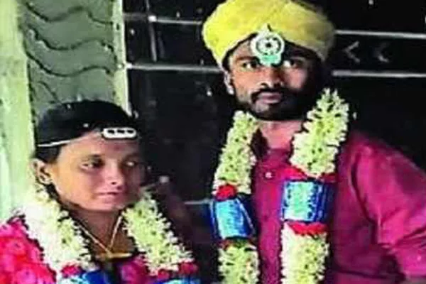 Opposed by relatives, lovers stream their wedding live on FB - Sakshi