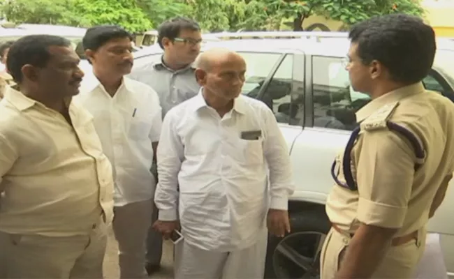 TTD Board Member Ramakrishan Reddy Driver Steal 50 Laks - Sakshi