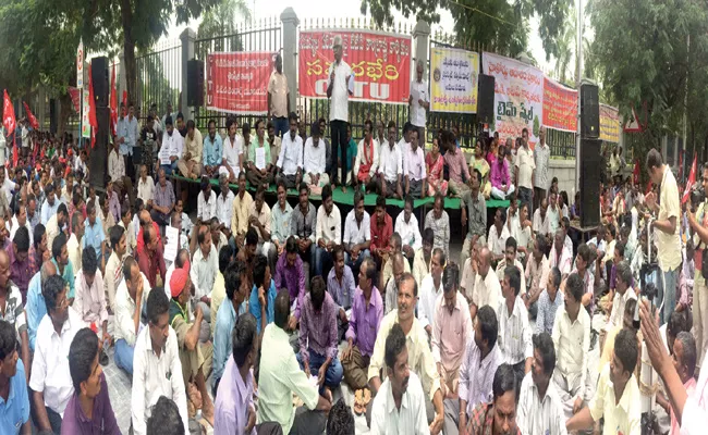 CITU Workers Protest Infront Of TTD Board - Sakshi