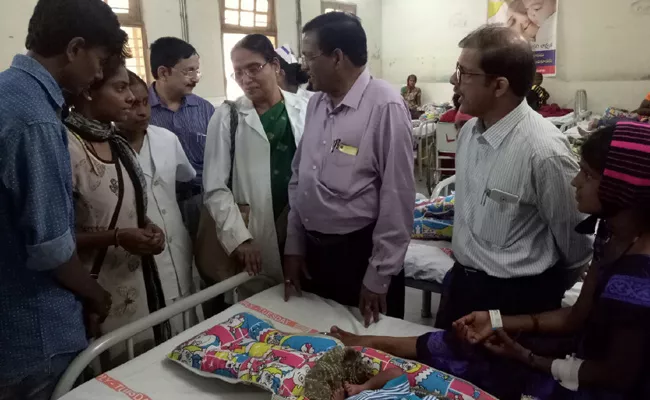 DM Subb Rao Slams Staff In Sarvajana Hospital - Sakshi