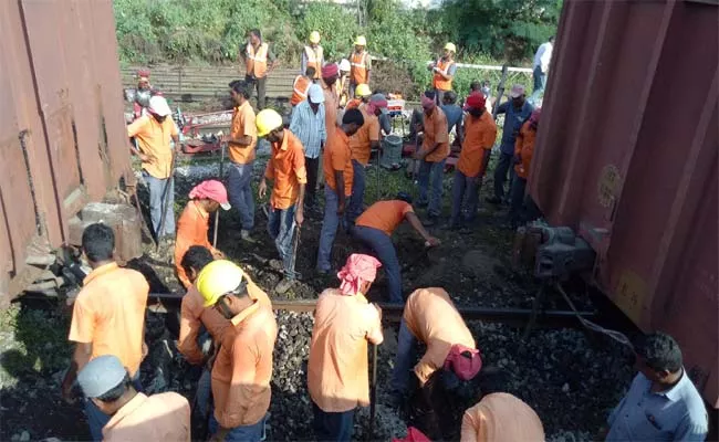 Goods Train Derailment In jangaon - Sakshi