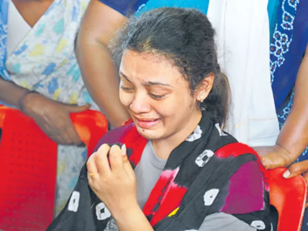 Amrita emotional at pranay dead body - Sakshi