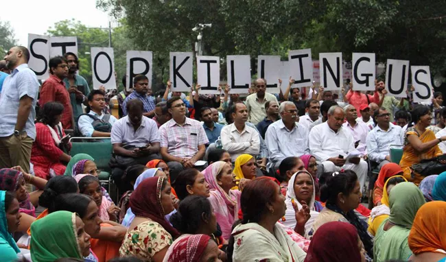 Sewer Workers Protest Against Deaths Of Manual Scavengers In India - Sakshi