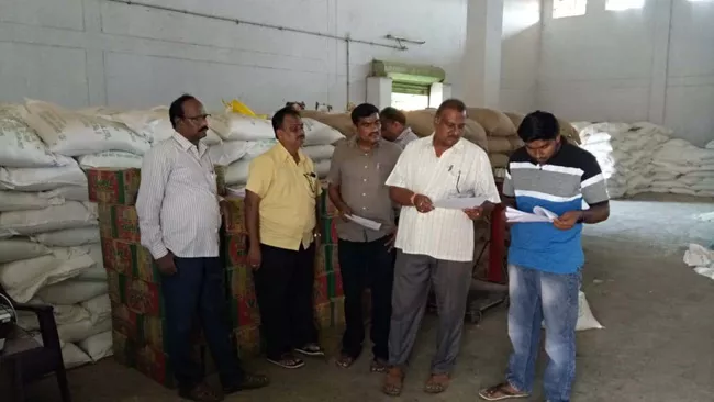 Illegal transportation of Ration rice in Prakasam - Sakshi