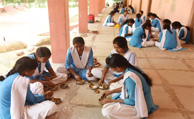 Mid Day Meal Scheme Not Implemented In Govt Colleges Adilabad - Sakshi