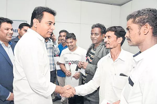 Gulf victims reached Hyderabad - Sakshi