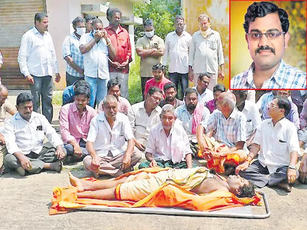 Priest committed suicide in East godavari - Sakshi