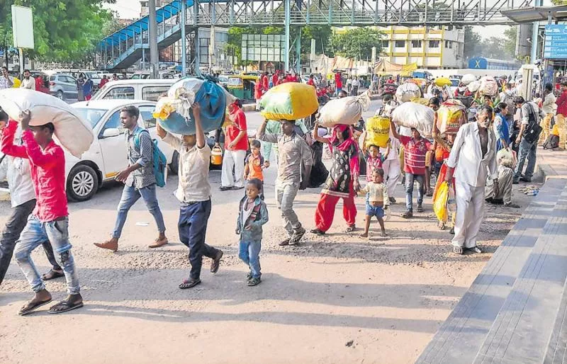 Gujarat CM appeals for calm amid mass exodus of migrant workers - Sakshi