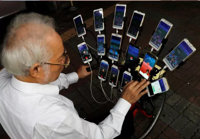 Taiwanese Pensioner Set Up a 15 Phone Rig On His Bicycle To Play Pokemon Go - Sakshi