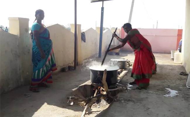 Midday Meal Scheme Delayed in Prakasam - Sakshi
