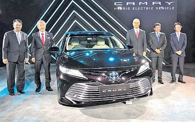Toyota wheels in new version of Camry Hybrid at Rs 36.95 lakh  - Sakshi