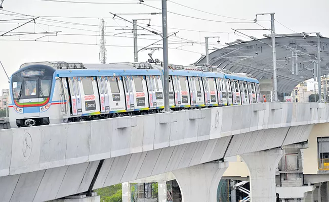Above 2 Lakhs Passengers Travel By Hyderabad Metro On 1st January - Sakshi