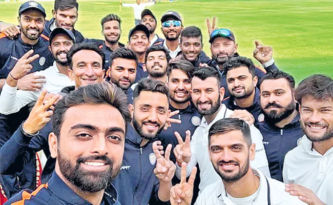 sourashtra cricket team enter to semis - Sakshi