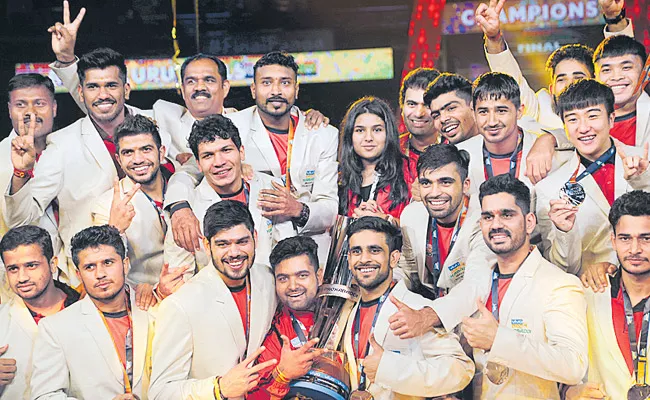  Bengaluru Bulls beat Gujarat Fortunegiants to lift trophy - Sakshi