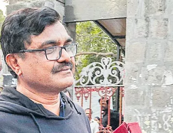 Anand Teltumbde released by Pune court - Sakshi
