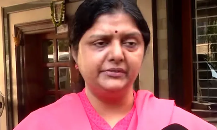 Dlit Leaders Demand SC ST Attrocity Case Will File Against Bhanupriya - Sakshi