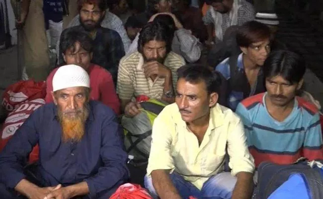 Pakistan Release 100 Indian Fishermen arrived in Vadodara - Sakshi