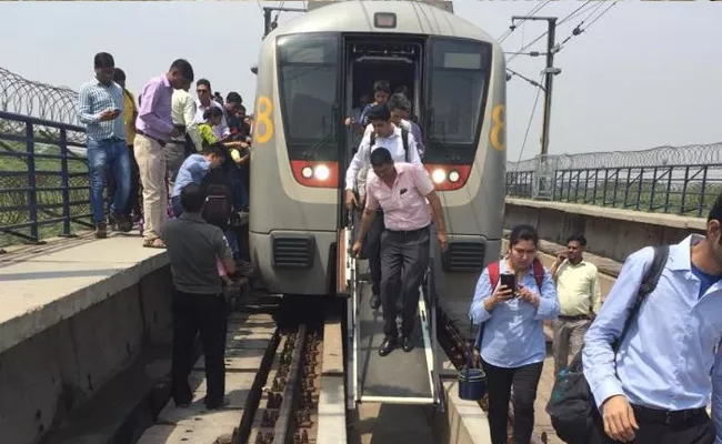 Delhi Metro Services Affected on Yellow Line Due to Technical Snag - Sakshi