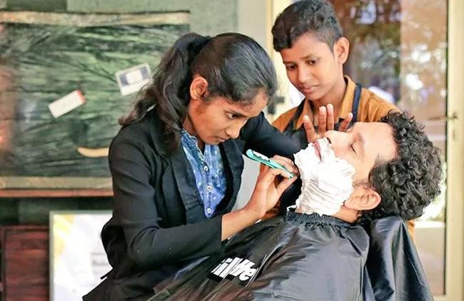Sachin Tendulkar Says Honour To Meet Barber Shop Girls - Sakshi