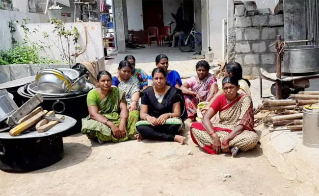 Wife Silent Protest infront of Husband House - Sakshi