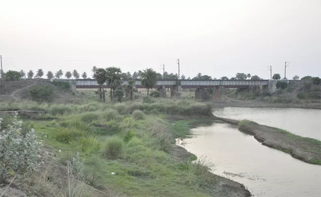 Lack Of Connecting Ridges Along Railway Track At Marampally - Sakshi