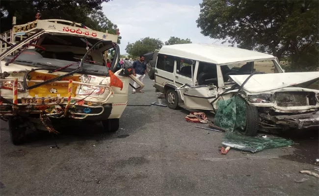 More than Twenty People Injured Due To Vehicle Collision Near Dichpally - Sakshi