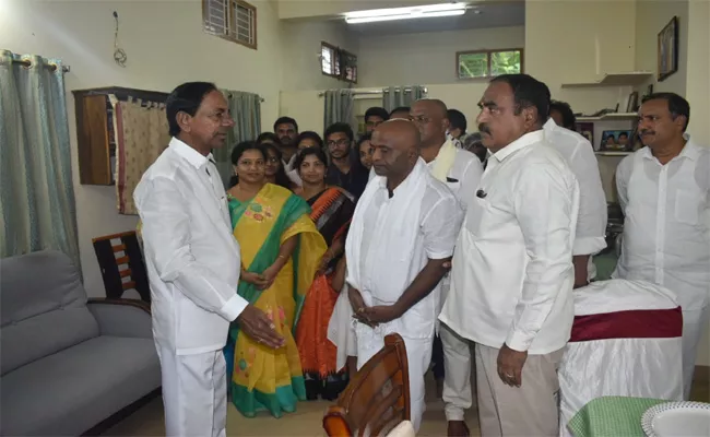 CM KCR Visit Pragati Singaram Vilalge In Warangal Rural - Sakshi
