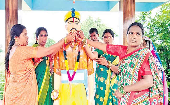 Women Tie Rakhi To Jawan Statue In Sangareddy District - Sakshi