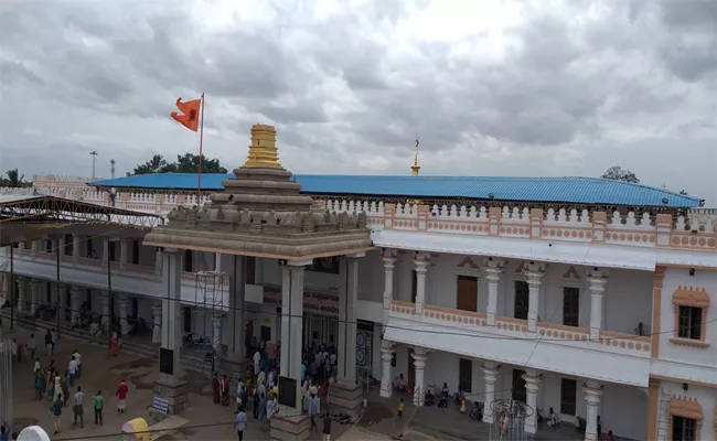 Intense controversy at Mantralayam Temple Kurnool - Sakshi