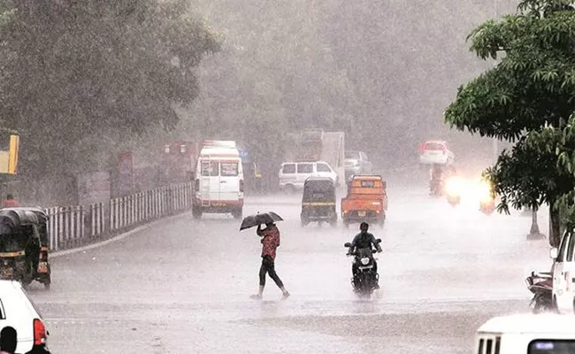 Heavy Rains Hit Vizag - Sakshi