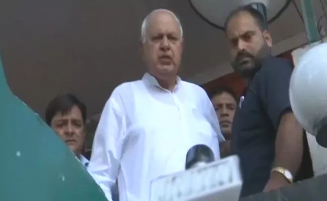 Farooq Abdullah Breaks Down And Said Detained At Home - Sakshi