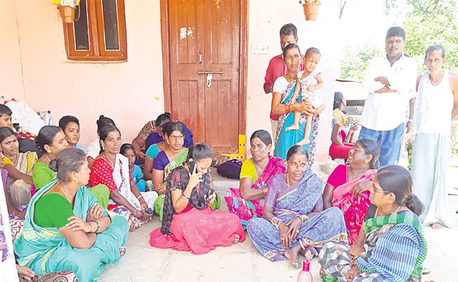 Wife Protesting Infront Of Husband House In Akkannapeta - Sakshi