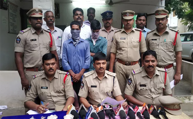 Police Arrested Two Thiefs And Seized 159 Grams Gold In West Godavari - Sakshi