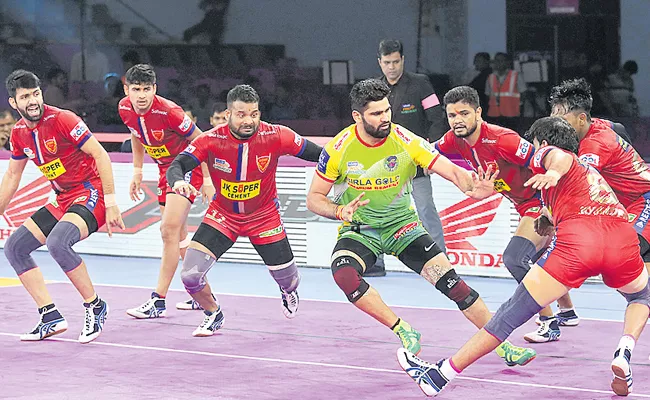 Dabang Return To Top Of The Table After win Over Patna - Sakshi