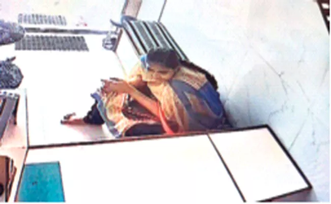 Woman Arrest in Gold jewellery Robbed Case PSR Nellore - Sakshi