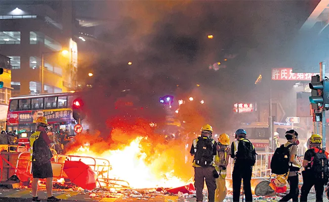 Hong Kong Protest Form Barricades,Use Fire Extinguishers To Block Police - Sakshi