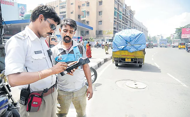 Motorists and Drivers worry about New traffic challans - Sakshi